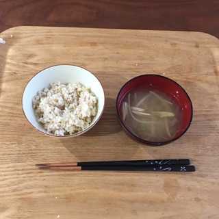 朝ごはん！味噌汁と玄米ごはん